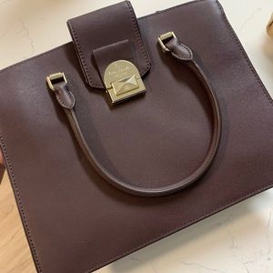 kate spade handbag. Very fine quality. No damage. Never used. Selking for $165